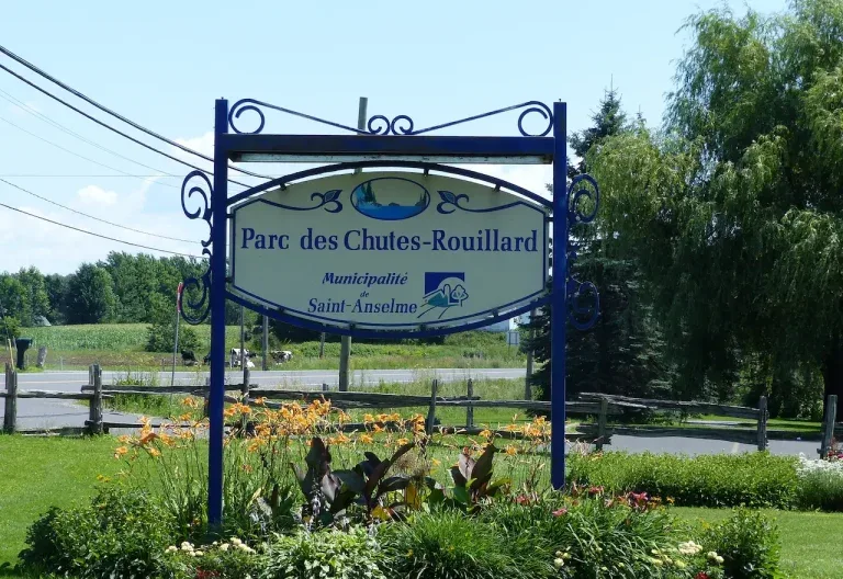 Vie à Saint-Anselme : travail, dépenses et choix de prêt simples